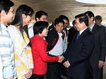 President Nguyen Minh Triet (1st, R) meets with Vietnamese students at Lausanne University during his visit to Switzerland May 19 (Photo: VNA) President Nguyen Minh Triet (1st, R) meets with Vietnamese students at Lausanne University during his visit to Switzerland May 19 (Photo: VNA)