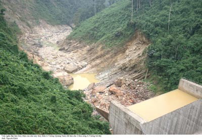 Construction of a dam for A Vuong Hydropower makes 13km long A Vuong river drying up (Photo: SGGP) Construction of a dam for A Vuong Hydropower makes 13km long A Vuong river drying up (Photo: SGGP)