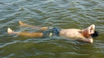 Shrimp breeder Hua Hoang Cuong in Ca Mau Province can float upon the water's surface by himself. (Photo: Vnepxress) Shrimp breeder Hua Hoang Cuong in Ca Mau Province can float upon the water's surface by himself. (Photo: Vnepxress)