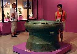 Foreign visitors enjoy the country’s the largest Dong Son drum dating back 2,000-2,500 years. (Photo: TNO) Foreign visitors enjoy the country’s the largest Dong Son drum dating back 2,000-2,500 years. (Photo: TNO)