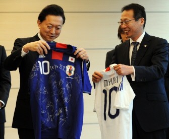 Japanese Prime Minister Yukio Hatoyama (L) looks at a signed uniform received from Japan National Football team head coach Takeshi Okada (R) at Hatoyama's official residence in Tokyo, on May 25, 2010. AFP photo Japanese Prime Minister Yukio Hatoyama (L) looks at a signed uniform received from Japan National Football team head coach Takeshi Okada (R) at Hatoyama's official residence in Tokyo, on May 25, 2010. AFP photo