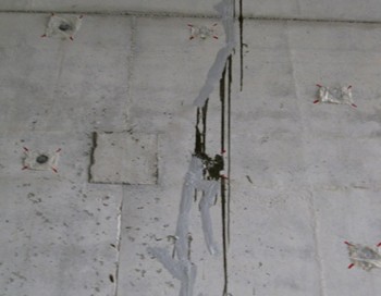 A soaked spot is covered with black paint in the second section of Thu Thiem Tunnel (Photo: VnExpress) A soaked spot is covered with black paint in the second section of Thu Thiem Tunnel (Photo: VnExpress)