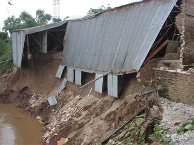 Landslide along the Thanh Am embankment on the Duong River (Photo: SGGP) Landslide along the Thanh Am embankment on the Duong River (Photo: SGGP)
