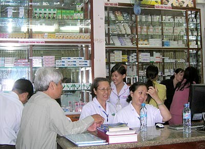 Health inspectors are doing their duty at a pharmacy in the city (Photo: SGGP) Health inspectors are doing their duty at a pharmacy in the city (Photo: SGGP)
