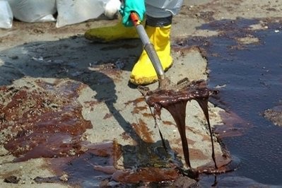 (AFP) A BP cleanup crew shovels oil from a beach at Port Fourchon, Louisiana. (AFP) A BP cleanup crew shovels oil from a beach at Port Fourchon, Louisiana.