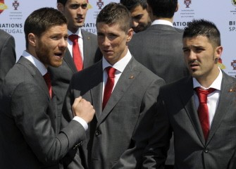(FromL) Spain's midfielder Xavi Alonso, forward Fernando Torres and forward David Villa chat before a group picture during the inauguration of RFEF museum on May 24, 2010 at the Sports City of Las Rozas, near Madrid. AFP photo (FromL) Spain's midfielder Xavi Alonso, forward Fernando Torres and forward David Villa chat before a group picture during the inauguration of RFEF museum on May 24, 2010 at the Sports City of Las Rozas, near Madrid. AFP photo