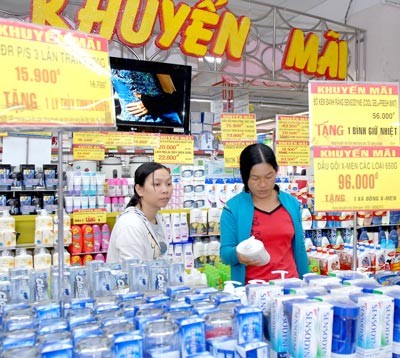 Shoppers at a supermarket in Ho Chi Minh City on May 26, 2010 (Photo: SGGP) Shoppers at a supermarket in Ho Chi Minh City on May 26, 2010 (Photo: SGGP)