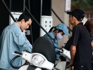 Petro retail prices reduced by VND500 a liter since May 27 (Photo: VNA) Petro retail prices reduced by VND500 a liter since May 27 (Photo: VNA)