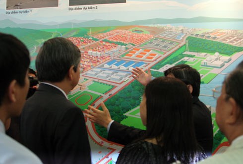 Visitors look at an artist's impression of the nuclear power plant in Ninh Thuan Province, displayed at an exhibition in Hanoi May 27-29 (Photo: VNExpress) Visitors look at an artist's impression of the nuclear power plant in Ninh Thuan Province, displayed at an exhibition in Hanoi May 27-29 (Photo: VNExpress)
