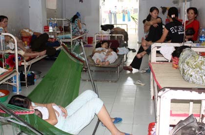 Patients and relatives sit and lie down in a small hospital room. The government should call for investments in the health sector to reduce pressure on major hospitals Patients and relatives sit and lie down in a small hospital room. The government should call for investments in the health sector to reduce pressure on major hospitals
