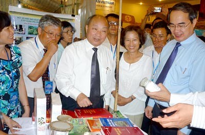 Deputy Prime Minister Nguyen Thien Nhan(1,R) visits a booth of Vietnam Pharmaceutical Joint-stock Company (Photo: SGGP) Deputy Prime Minister Nguyen Thien Nhan(1,R) visits a booth of Vietnam Pharmaceutical Joint-stock Company (Photo: SGGP)