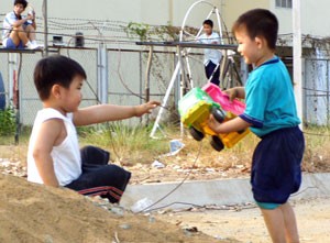 This file photo shows boys play with toys at a construction site near Gia Dinh Park in Phu Nhuan District (Photo: Tuong Thuy) This file photo shows boys play with toys at a construction site near Gia Dinh Park in Phu Nhuan District (Photo: Tuong Thuy)