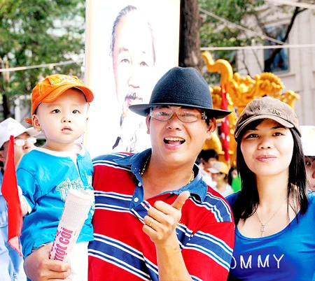 Cả gia đình cùng tham dự lễ kỷ niệm. Ảnh: THÁI BẰNG Cả gia đình cùng tham dự lễ kỷ niệm. Ảnh: THÁI BẰNG