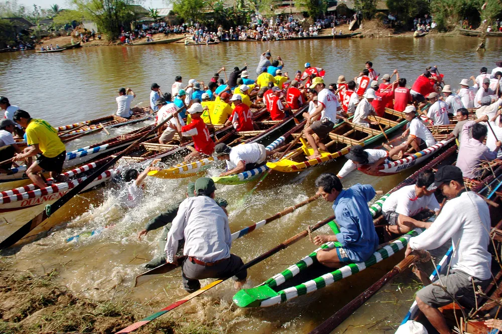 Đua ghe truyền thống