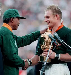 Sơn NguyễnNelson Madela (trái) trao giải cho thủ quân Springboks Francois Piennar cách đây 15 năm. Sơn NguyễnNelson Madela (trái) trao giải cho thủ quân Springboks Francois Piennar cách đây 15 năm.