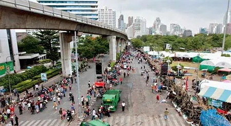 Hôm qua, 2-5, người biểu tình đã dời các chướng ngại vật trên đại lộ Ratchadamri để lấy lối vào cổng cấp cứu bệnh viện Chulalongkorn. Hôm qua, 2-5, người biểu tình đã dời các chướng ngại vật trên đại lộ Ratchadamri để lấy lối vào cổng cấp cứu bệnh viện Chulalongkorn.