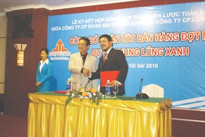 Lãnh đạo CTy Đất Xanh và CTy Long Thuận Lộc tại buổi ký kết Hợp đồng hợp tác chiến lược. Lãnh đạo CTy Đất Xanh và CTy Long Thuận Lộc tại buổi ký kết Hợp đồng hợp tác chiến lược.