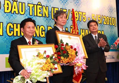 Đồng chí Nguyễn Văn Đua, Phó Bí thư thường trực Thành ủy TPHCM trao bằng khen của Thủ tướng cho Tổng Biên tập báo SGGP Trần Thế Tuyển và đồng chí Nguyễn Đức Quang. Ảnh: TRẦN THANH Đồng chí Nguyễn Văn Đua, Phó Bí thư thường trực Thành ủy TPHCM trao bằng khen của Thủ tướng cho Tổng Biên tập báo SGGP Trần Thế Tuyển và đồng chí Nguyễn Đức Quang. Ảnh: TRẦN THANH