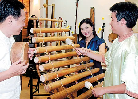 Tập với con trai Đinh Duy Thành trước giờ biểu diễn. Tập với con trai Đinh Duy Thành trước giờ biểu diễn.