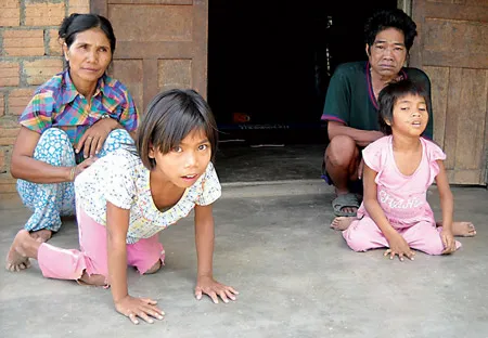 Ông bà ngoại nuôi hai cháu tật nguyền