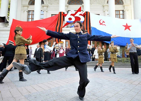 Thanh niên Ukraine nhảy múa mừng Ngày Chiến thắng tại cảng Sevastopol Thanh niên Ukraine nhảy múa mừng Ngày Chiến thắng tại cảng Sevastopol