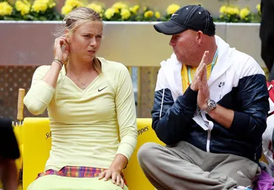 Sharapova đang lắng nghe HLV chỉ đạo trong trận đấu với Safarova, rất tiếc, cô đã thua… Sharapova đang lắng nghe HLV chỉ đạo trong trận đấu với Safarova, rất tiếc, cô đã thua…