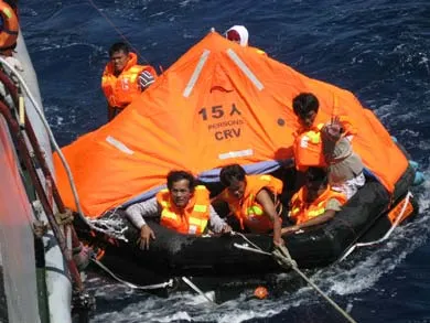Phao cứu sinh cặp sát vào mạn tàu HQ957 trong niềm vui của người bị nạn trên biển Đông. Phao cứu sinh cặp sát vào mạn tàu HQ957 trong niềm vui của người bị nạn trên biển Đông.