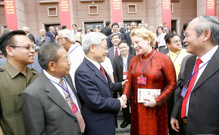 Chủ tịch Quốc hội Nguyễn Phú Trọng trao đổi với các đại biểu dự hội thảo. Chủ tịch Quốc hội Nguyễn Phú Trọng trao đổi với các đại biểu dự hội thảo.