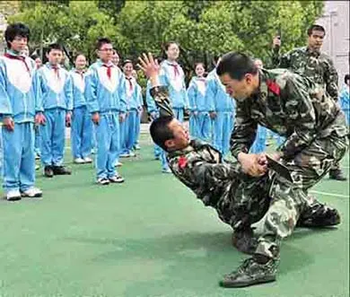 Dạy học sinh kỹ năng tự vệ tại một trường học ở tỉnh Giang Tô. Dạy học sinh kỹ năng tự vệ tại một trường học ở tỉnh Giang Tô.