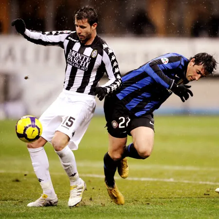 Hậu vệ Jardim Goncalo Brandao (trái, Siena) cản phá tiền đạo Diego Milito của Inter. Hậu vệ Jardim Goncalo Brandao (trái, Siena) cản phá tiền đạo Diego Milito của Inter.