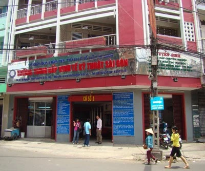 Trường Trung cấp Kinh tế Kỹ thuật Sài Gòn: Không học... vẫn có bằng!