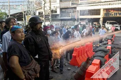 Người biểu tình áo đỏ bắn pháo hoa về phía binh sĩ quân đội hôm 14-5. Ảnh AFP Người biểu tình áo đỏ bắn pháo hoa về phía binh sĩ quân đội hôm 14-5. Ảnh AFP