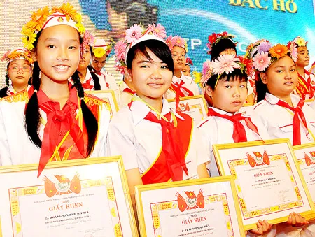Các điển hình Cháu ngoan Bác Hồ được tuyên dương. Ảnh: VIỆT DŨNG Các điển hình Cháu ngoan Bác Hồ được tuyên dương. Ảnh: VIỆT DŨNG