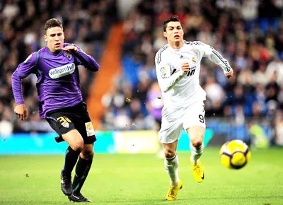 Cristiano Ronaldo (Real Madrid) mở tốc độ vượt qua Ivan Gonzalez của Malaga trong trận lượt đi. Cristiano Ronaldo (Real Madrid) mở tốc độ vượt qua Ivan Gonzalez của Malaga trong trận lượt đi.