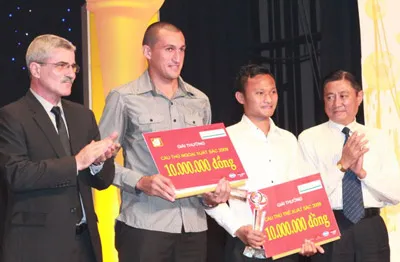 Gaston Merlo và tiền vệ Nguyễn Trọng Hoàng nhận giải thưởng cầu thủ xuất sắc. Gaston Merlo và tiền vệ Nguyễn Trọng Hoàng nhận giải thưởng cầu thủ xuất sắc.