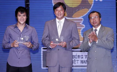 Hai cầu thủ 3 lần đoạt danh hiệu Quả bóng vàng Việt Nam: Lê Huỳnh Đức và Lê Công Vinh trong đêm gala. Hai cầu thủ 3 lần đoạt danh hiệu Quả bóng vàng Việt Nam: Lê Huỳnh Đức và Lê Công Vinh trong đêm gala.