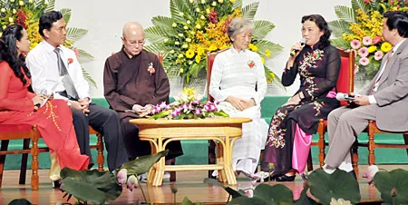 Giao lưu các điển hình “Học tập và làm theo tấm gương đạo đức Hồ Chí Minh”. Ảnh: Việt Dũng Giao lưu các điển hình “Học tập và làm theo tấm gương đạo đức Hồ Chí Minh”. Ảnh: Việt Dũng