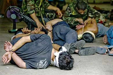 Người biểu tình áo đỏ bị bắt bên trong căn cứ địa của họ ở khu Ratchaprasong. Người biểu tình áo đỏ bị bắt bên trong căn cứ địa của họ ở khu Ratchaprasong.