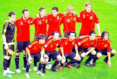 Đội tuyển Tây Ban Nha - một trong những ứng viên sáng giá cho chức vô địch World Cup 2010. Đội tuyển Tây Ban Nha - một trong những ứng viên sáng giá cho chức vô địch World Cup 2010.