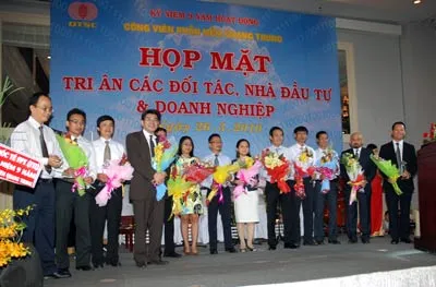 Ông Lê Mạnh Hà, giám đốc Sở Thông tin và Truyền thông TPHCM trao giải thưởng cho các doanh nghiệp đạt danh hiệu "The top enterprise of the year" trong lễ kỷ niệm 9 năm thành lập công viên phần mềm Quang Trung Ông Lê Mạnh Hà, giám đốc Sở Thông tin và Truyền thông TPHCM trao giải thưởng cho các doanh nghiệp đạt danh hiệu "The top enterprise of the year" trong lễ kỷ niệm 9 năm thành lập công viên phần mềm Quang Trung