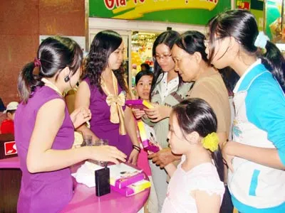 Khách hàng ưa chuộng tả giấy Bobby Khách hàng ưa chuộng tả giấy Bobby
