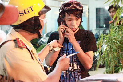 Một đối tượng đua xe bị bắt gọi điện thoại về nhà... cầu cứu Một đối tượng đua xe bị bắt gọi điện thoại về nhà... cầu cứu