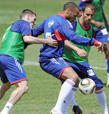 Thierry Henry (giữa) trong vòng vây của Marc Planus (phải) và Anthony Reveillere trong buổi tập hôm thứ Hai. Thierry Henry (giữa) trong vòng vây của Marc Planus (phải) và Anthony Reveillere trong buổi tập hôm thứ Hai.