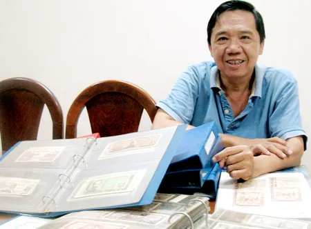 Anh Trần Trọng Khải khoe những tờ tiền cổ quý hiếm. Anh Trần Trọng Khải khoe những tờ tiền cổ quý hiếm.