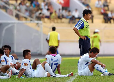 ... Thì đội bóng CLB TPHCM có vẻ như đang bất lực và buông xuôi. Ảnh: Nguyễn Nhân ... Thì đội bóng CLB TPHCM có vẻ như đang bất lực và buông xuôi. Ảnh: Nguyễn Nhân