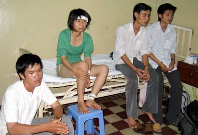 Các nạn nhân đang cấp cứu tại bệnh viện. Ảnh: Sơn Ngọc Các nạn nhân đang cấp cứu tại bệnh viện. Ảnh: Sơn Ngọc