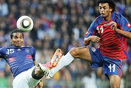 Tiền vệ Malouda (trái, Pháp) tranh bóng với Barrantes (Costa Rica) trong trận giao hữu. Tiền vệ Malouda (trái, Pháp) tranh bóng với Barrantes (Costa Rica) trong trận giao hữu.