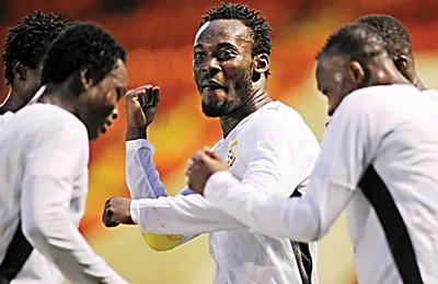 Michael Essien (giữa) trong màu áo tuyển Ghana. Michael Essien (giữa) trong màu áo tuyển Ghana.