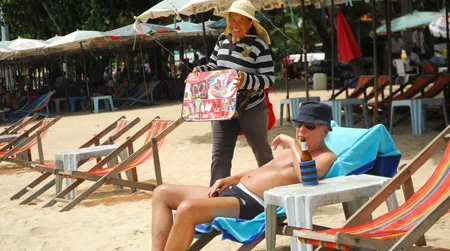 Một du khách phương Tây tại bãi biển Pattaya vắng khách Một du khách phương Tây tại bãi biển Pattaya vắng khách