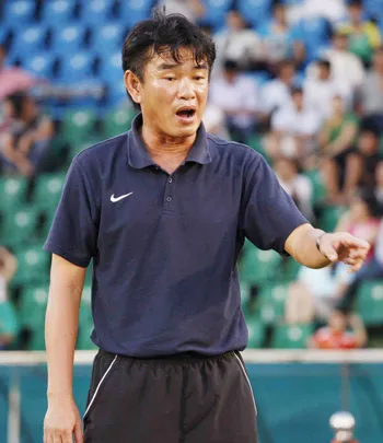 HLV Phan Thanh Hùng (Hà Nội T&T). HLV Phan Thanh Hùng (Hà Nội T&T).